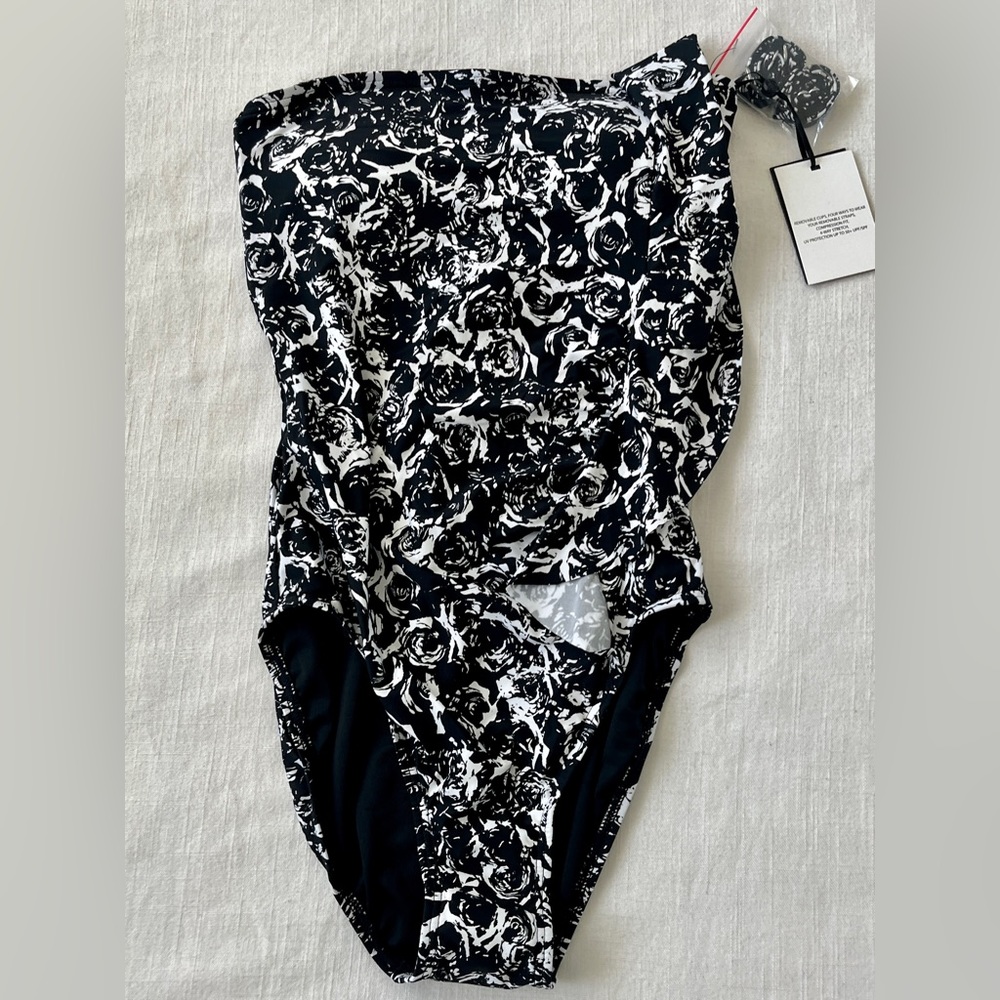 DKNY Women’s One Piece Swimsuit. Black and White Size 8!!